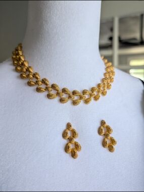 Vintage Gold Tone Leaf-Style Necklace and Earring Jewelry Set